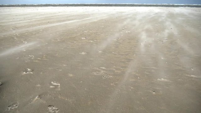 Vento forte sulla spiaggia