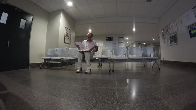 Uomo in sala di attesa dell'ospedale