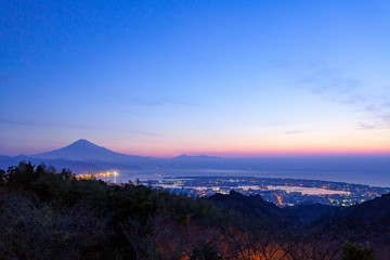 Obraz na płótnie Canvas 夜明けの富士山と清水港、静岡県静岡市日本平にて