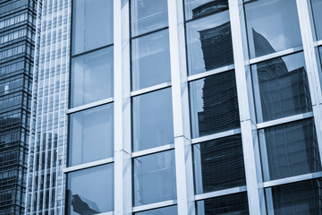 Obraz premium Reflection of architecture on modern office building