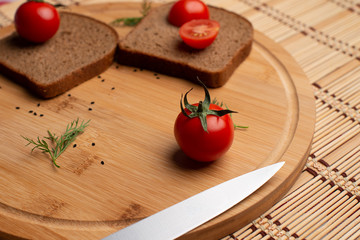 Sausage with black bread and tomate for lunch, Black bread with tomato on the wooden background, Tomates with black bread, 