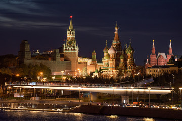 Fototapeta na wymiar Night view of Moscow Kremlin and St. Basil's Cathedral with Soaring Bridge of Zaryadie park