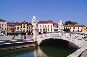 Fototapeta na wymiar Bridge in Prato della Valle square, Padua, Italy