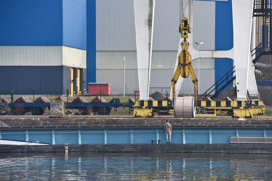  acier fer galvanisation Liege industrie pollution co carbone environnement CRM siderurgie Ivoz Ramet Flemalle transport fluvial Meuse peniche bateau