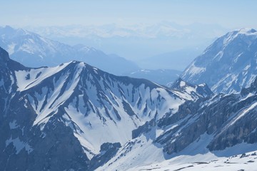 Fototapeta na wymiar Blick von der Zugspitze auf das Zugspitzplatt und Berggipfel in der Ferne