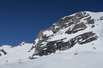 Fototapeta na wymiar Skigebiet Zugspitzplatt an der Zugspitze an der Grenze von Deutschland und Österreich
