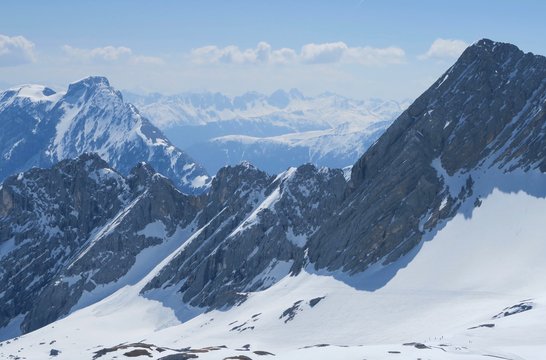 Blick von der Zugspitze auf das Zugspitzplatt und Berggipfel in der Ferne