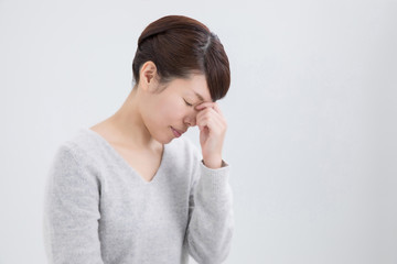 悩む女性