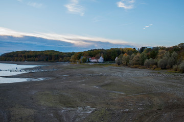 Klimawandel Möhnetalsperre bei Körbeke November 2018 Blick von der Fussgängerbrücke auf das Schnapshaus