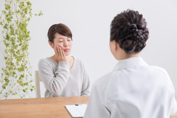 Fototapeta premium 女性をカウンセリング