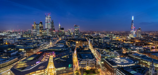 Panorama der beleuchteten Skyline von London am Abend: von der City bis zur Tower Brücke