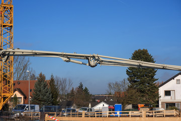 Der Beton wird mittels Betonpumpe zum Bau gebracht
