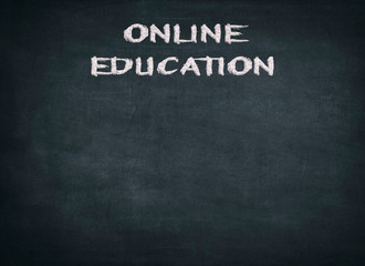 Obraz premium Online education school written on a chalkboard.jpg