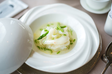 Steamed prawn with spring onion in clear savoury broth
