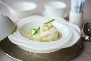 Steamed prawn with spring onion in clear savoury broth