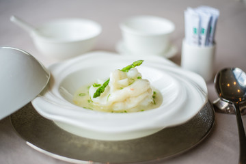 Steamed prawn with spring onion in clear savoury broth