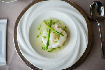 Steamed prawn with spring onion in clear savoury broth