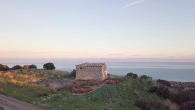 Antico castello fortificato medievale per la difesa del territorio dall'attacco delle navi nemiche dal mare. vista aerea. San Fili Castello in Calabria.