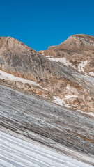 Fototapeta premium Smartphone HD wallpaper of alpine view at Kitzsteinhorn - Salzburg - Austria