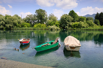 Fototapeta na wymiar barche sul fiume Adda