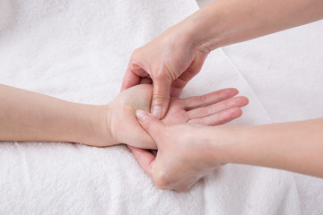手のマッサージ