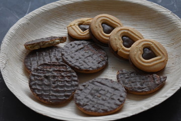 Plato ecológico  con galletas de chocolate, galletas con forma de corazón 