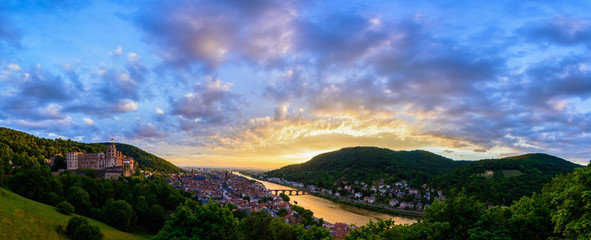 Panoramaansicht von Heidelberg im Sonnenuntergang mit Blick auf das Schloss, die Altstadt und den Philosophen weg - obrazy, fototapety, plakaty