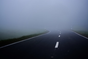 Landstraße im Nebel