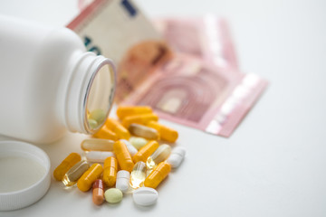 Geld für Drogen Doping Leistungssteigerung Pillendose mit gelben und weißen Pillen Kapseln und...