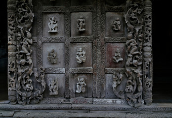 Détail porte sculptée du monatère Shwenandaw