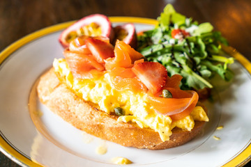 smoked salmon with crumble egg toasted