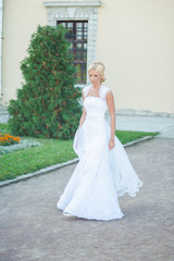 Obraz premium Beautiful bride sensual portrait before wedding ceremony