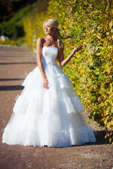 Obraz na płótnie Canvas Beautiful blonde bride in fashion white wedding dress