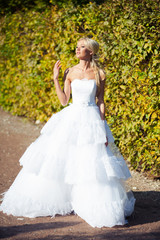 Obraz na płótnie Canvas Beautiful blonde bride in fashion white wedding dress