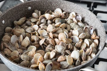 Cooking spaghetti with clams