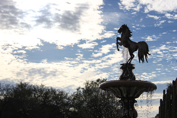 Fototapeta premium Fuente en forma de caballo, cielo nublado