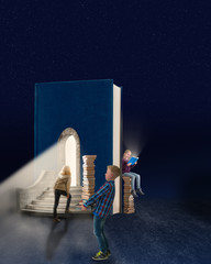 Mädchen geht über Treppe in ein blaues Buch, Junge trägt Bücherstapel, Mädchen liest