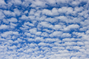 Cielo azul con nubes