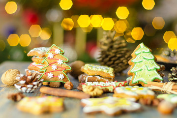 bożonarodzeniowe pierniki na tle świateł choinki

