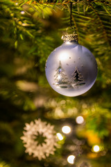 Kugel am Weihnachtsbaum mit Stern im Hintergrund 3