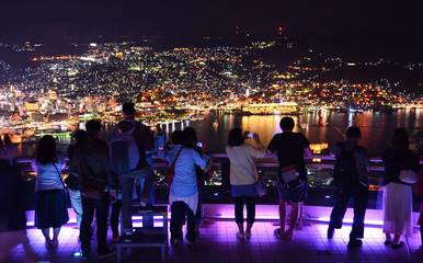 Obraz premium 長崎の夜景を展望台から楽しむ人々