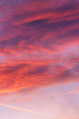 herbstlicher Abend Himmel zum Sonnenuntergang mit rosa roten Wolken und Abendrot.