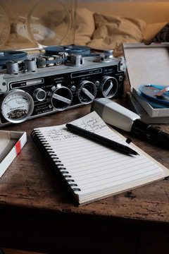 kit  du journaliste radio vintage, magn&eacute;tophone portable professionnel, microphone, carnet d&eacute;tails