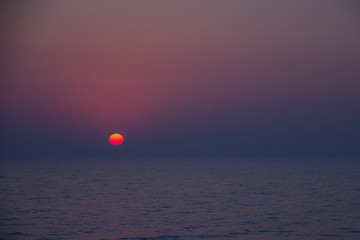 Amanecer en el mar mediterráneo en calma