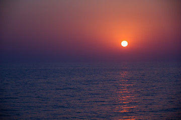 Amanece en el mar mediterráneo en calma