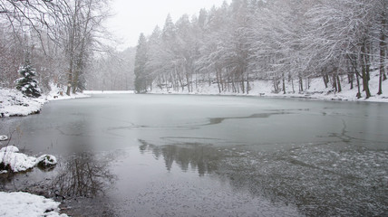 Teilgefrorener See im Winter