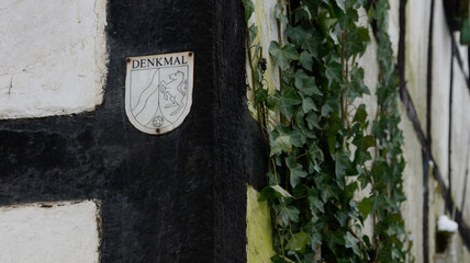 Altes Denkmalschild am Fachwerkhaus