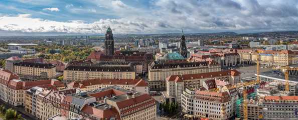 Panorama von Dresden Blick von der Kuppel der Frauenkirche Richtung Kreuzkirche und Rathaus