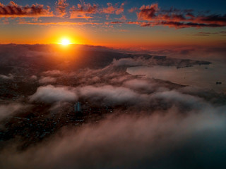 Ciudad en las nubes en atardecer 