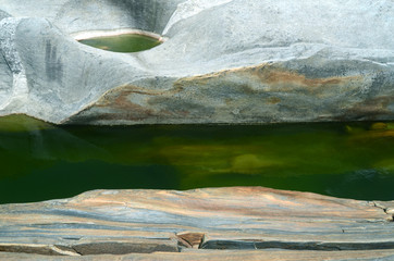 Felsen und Wildbach im Verzasca-Tal (Schweiz)
